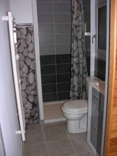 Location de vacances - Chalet à Vergèze - SDB + évier, toilettes, douche, rangement, sêche serviette, porte coulissante