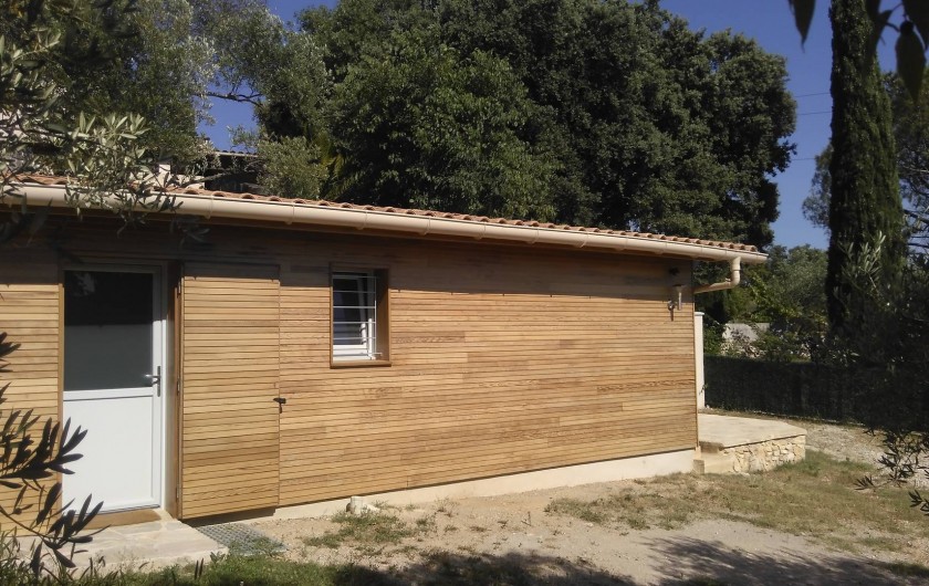 Location de vacances - Chalet à Vergèze - vue ouest, ouverture+volet dégagement , fenêtre Salle de bain