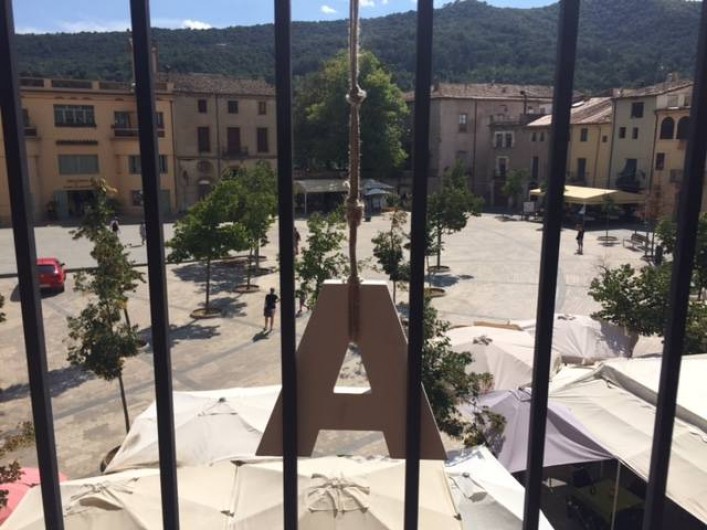 Location de vacances - Appartement à Besalú - Deuxième étage d'un bâtiment placé sur la Plaça del Prat de Sant Pere.