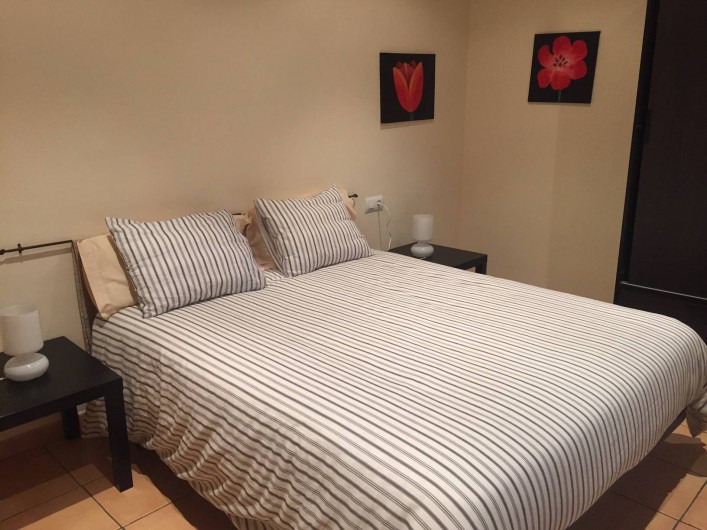 Location de vacances - Appartement à Besalú - Chambre double, avec une armoire et donnant à la Place.