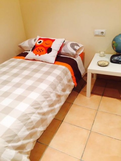 Location de vacances - Appartement à Besalú - Chambre intérieur double, avec deux lits individuels, et une grande armoire.