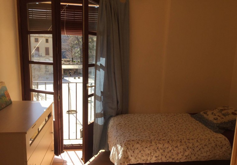 Location de vacances - Appartement à Besalú - Chambre pour deux personnes, deux lits simples. Vie a la place de Sant Pere.