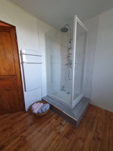 Location de vacances - Chambre d'hôtes à Vernet-la-Varenne - Salle de bain côté douche