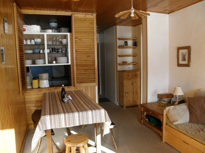 Location de vacances - Appartement à Le Lavachet - Coin salle à manger avec passe plat sur la cuisine