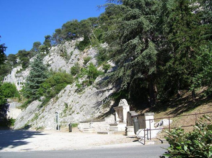 Location de vacances - Appartement à Robion - Parking gratuit sous vidéo surveillance