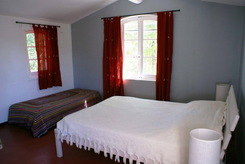 Location de vacances - Villa à Saignon - Chambre parentale à l'étage