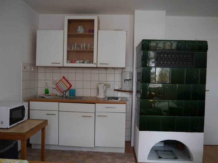 Location de vacances - Appartement à Dresde - Coin cuisine et chauffage de faîence (chauffage central)