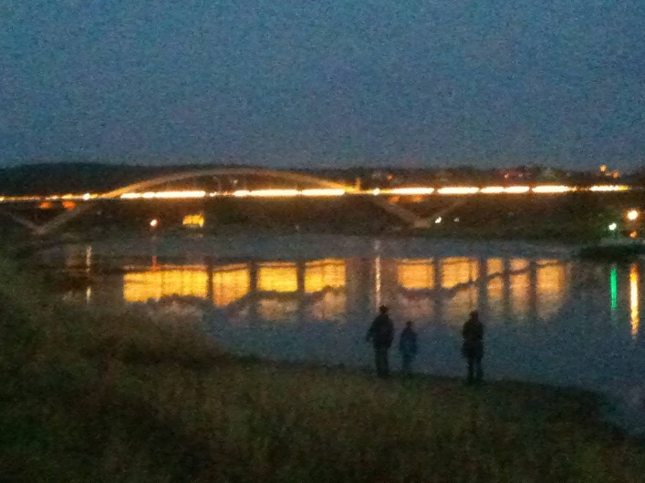 Location de vacances - Appartement à Dresde - au bord du fleuve d'Elbe et du pont Waldschlösschen illuminé le soir