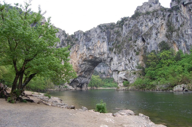 Location de vacances - Gîte à Les Assions - passer sous l'arche de vallon en kayak