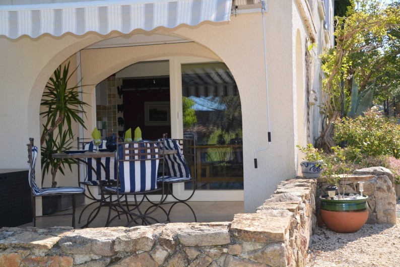 Location de vacances - Gîte à Les Assions - terrasse et entrée du logement