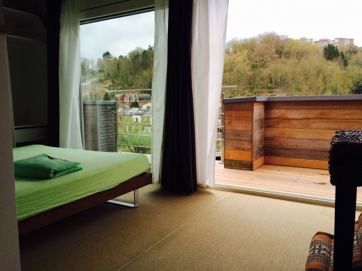 Location de vacances - Studio à Namur - Penthouse  loft (séparation de la ch. par muret + persiennes)