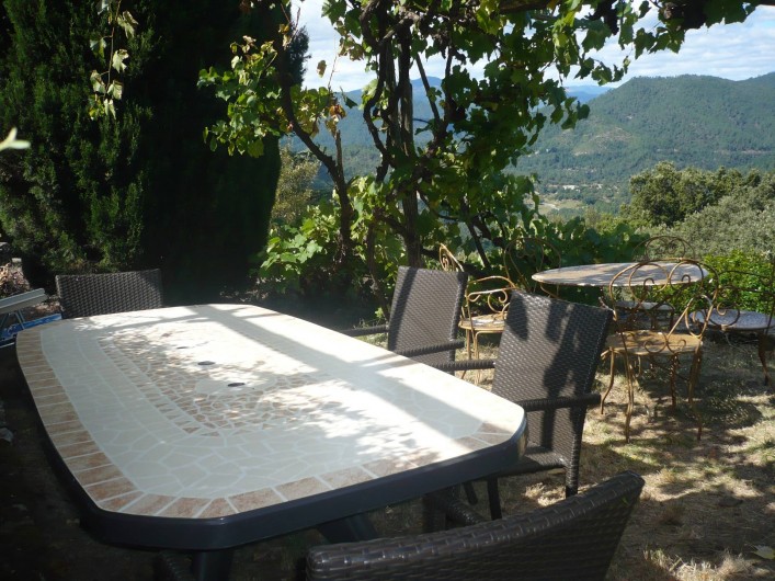 Location de vacances - Mas à Mialet -  La terrasse haute pour manger sous la treille face  aux Cévennes