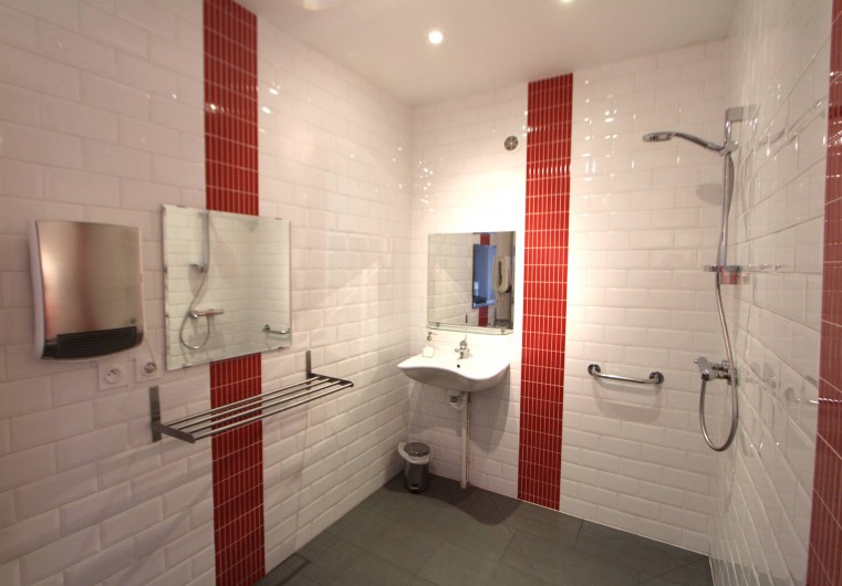 Location de vacances - Villa à Moux-en-Morvan - les salles de bains du rez de chaussée