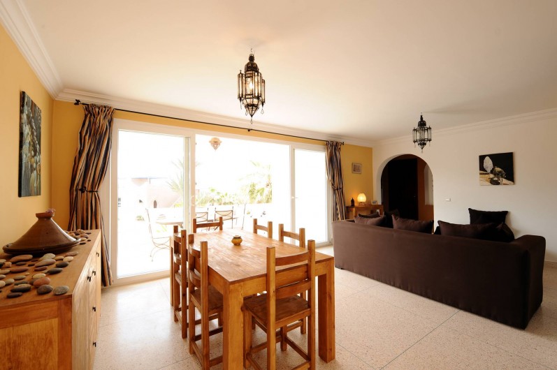 Location de vacances - Villa à Mirleft - Le salon et la salle à manger