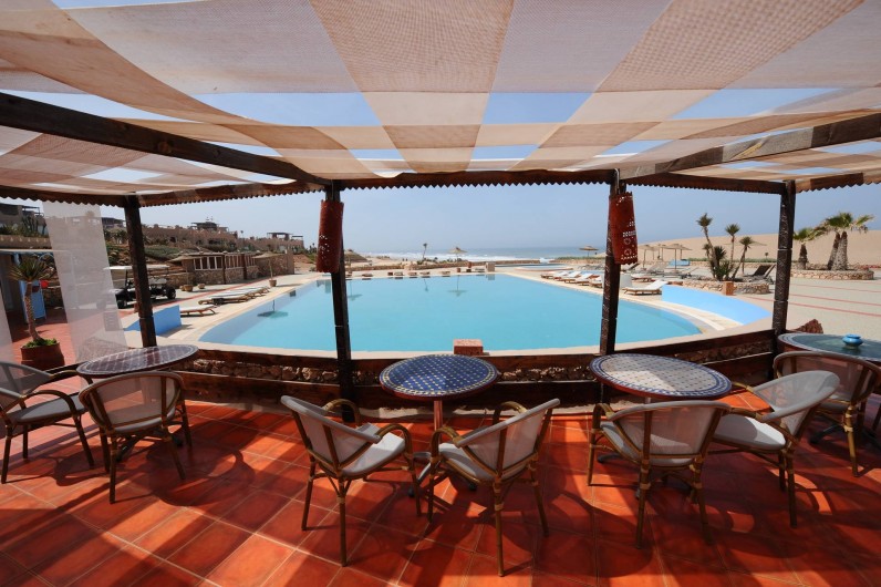 Location de vacances - Villa à Mirleft - La piscine et le Restaurant de la plage  accessible à nos locataires