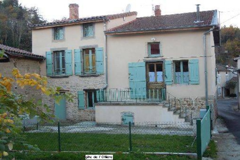 Location de vacances - Gîte à Châteldon - Vu générale du   gîte de l'Ollière