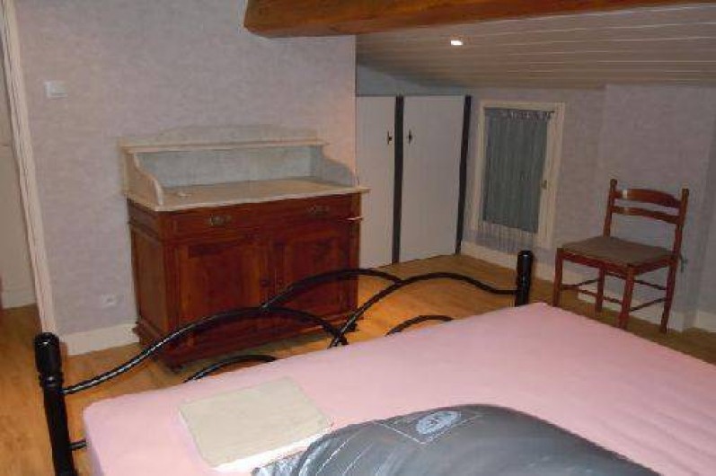 Location de vacances - Gîte à Châteldon - Chambre 2 - meuble de ragement - penderie