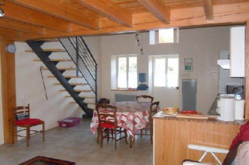 Location de vacances - Gîte à Châteldon - Vue cuisine avec escalier      accès à la mezzanine