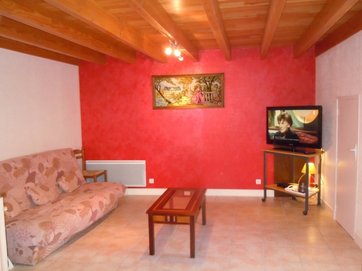 Location de vacances - Gîte à Châteldon - Salon  - clic-clac ( avec couchage de 140 cm) - TV  écran105c