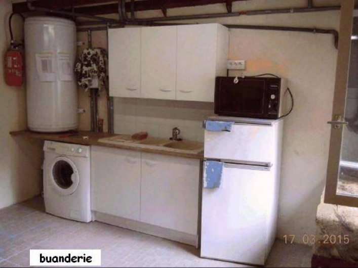 Location de vacances - Gîte à Châteldon - Buanderie  - évier eau chaude et froide - lave linge - frigo- congélateur