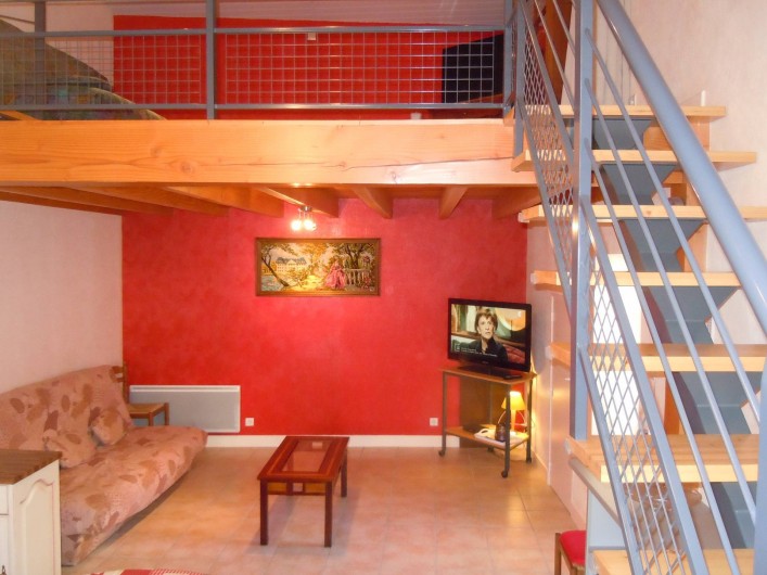 Location de vacances - Gîte à Châteldon - Vue sursalon avec escalier          accès à la mezzanine