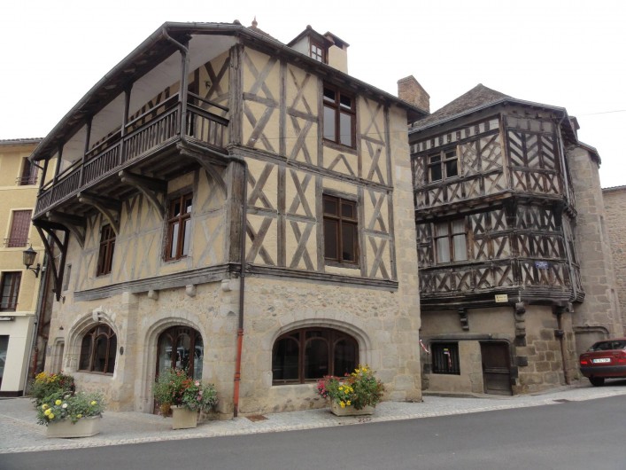 Location de vacances - Gîte à Châteldon - Vue sur le quartier médiéval