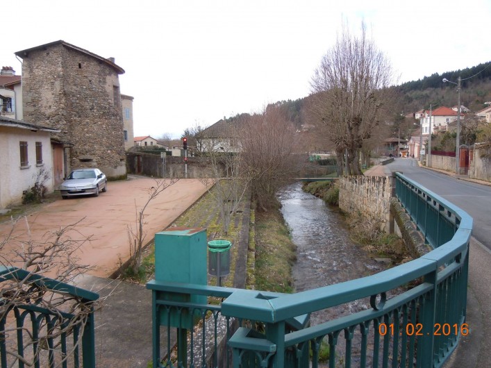 Location de vacances - Gîte à Châteldon - Vue sur le bourg