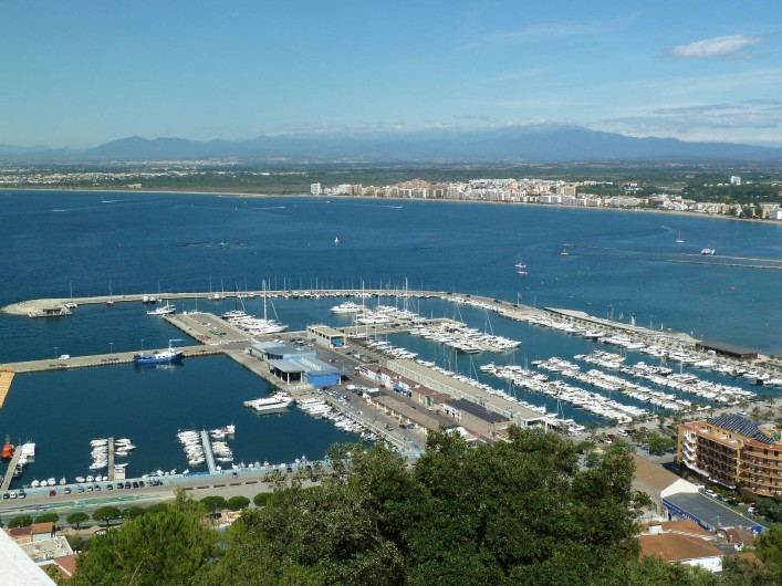 Location de vacances - Appartement à Roses - une vue sur le port
