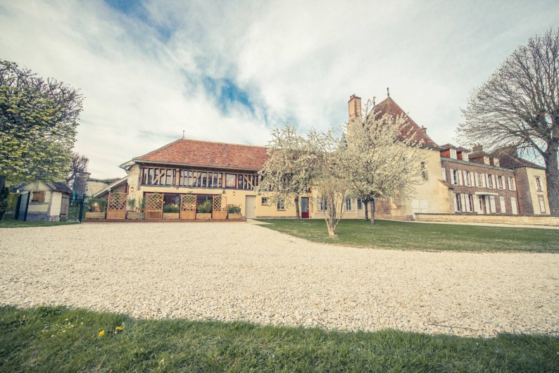 Location de vacances - Chambre d'hôtes à Sainte-Maure - facade des chambre d'hôtes attenant au château