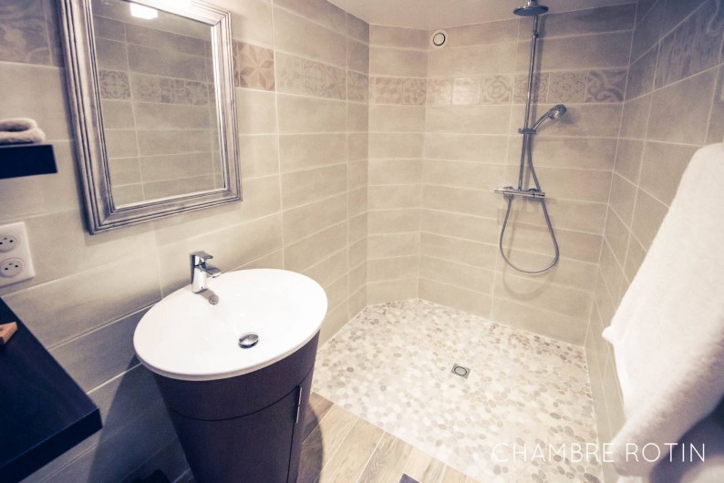 Location de vacances - Chambre d'hôtes à Sainte-Maure - Salle de bain chambre Rotin