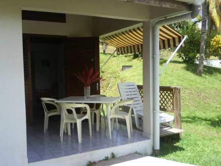Location de vacances - Studio à La Trinité - Mobilier et terrasse ouverte - (donnant sur cuisinette)