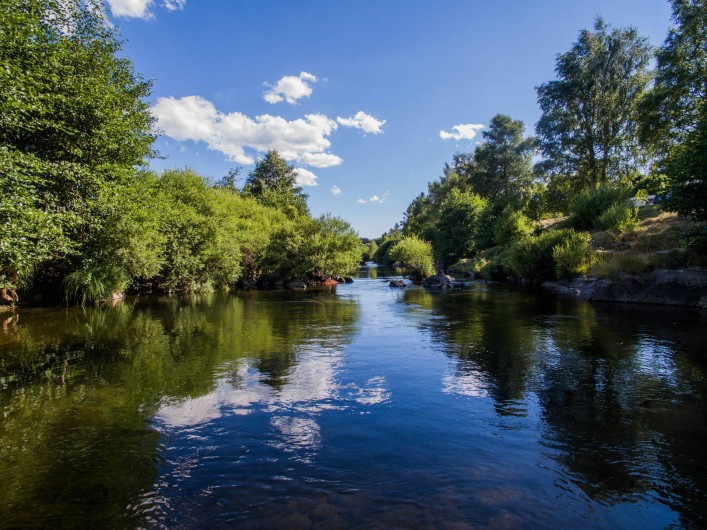 Location de vacances - Camping à Langogne - La rivière l'Allier accessible directement pour nager, pêcher, etc...