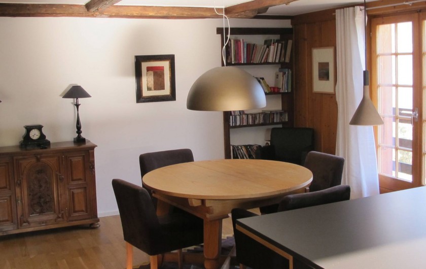 Location de vacances - Chalet à Bruson - coin repas ouvert sur balcon
