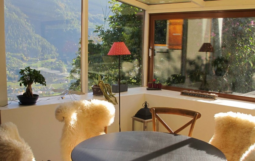 Location de vacances - Chalet à Bruson - jardin d'hiver ouvert sur la vallée