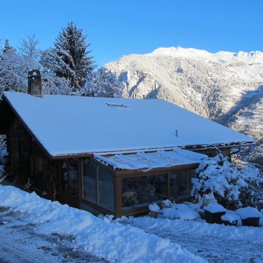 Location de vacances - Chalet à Bruson - maison en hiver