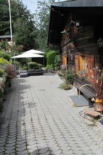 Location de vacances - Chalet à Bruson - devant la maison l'été