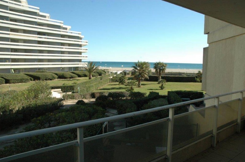 Location de vacances - Appartement à Canet-en-Roussillon - terrasse donnant sur la mer avec table et chaises pour 8 personnes