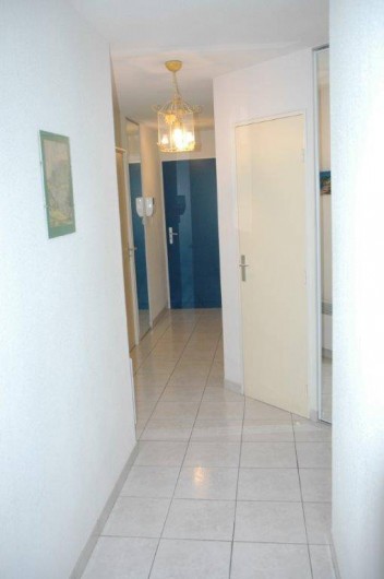 Location de vacances - Appartement à Canet-en-Roussillon - couloir d'entrée