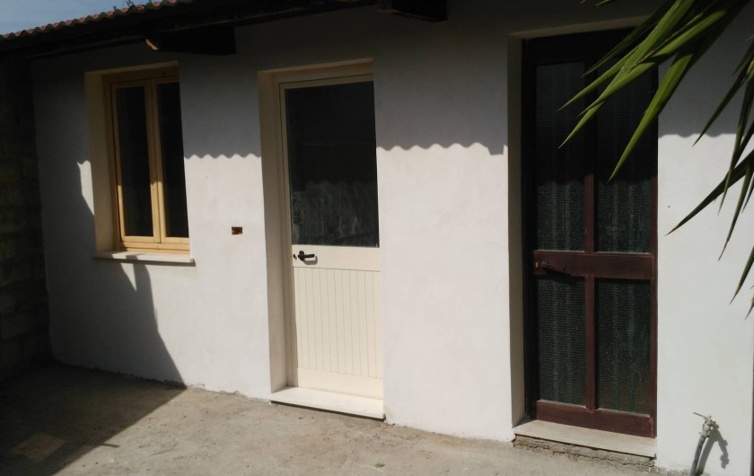 Location de vacances - Chalet à Guspini - La façade de la chambre et de la salle de bain