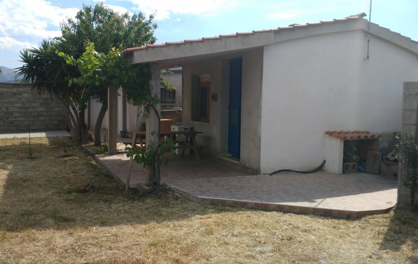 Location de vacances - Chalet à Guspini - La façade du cabanon et sa terrasse