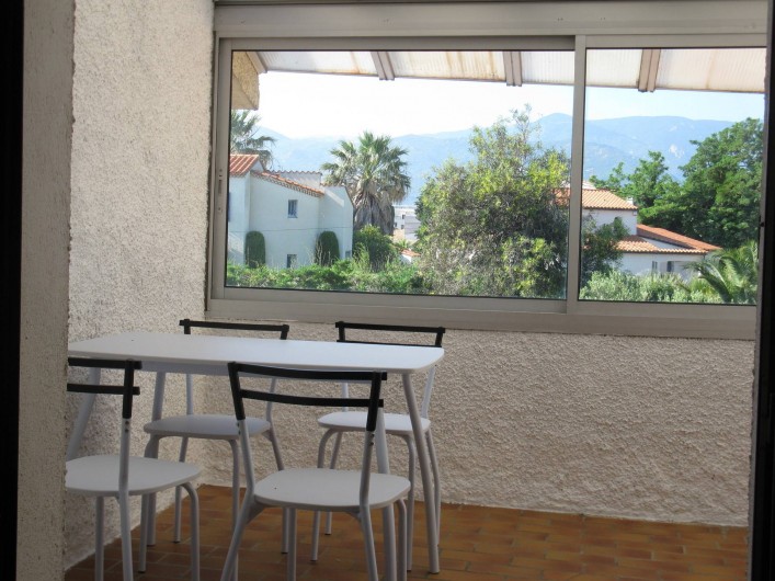 Location de vacances - Mas à Argelès-sur-Mer - Solarium étage avec vue sur la piscine.