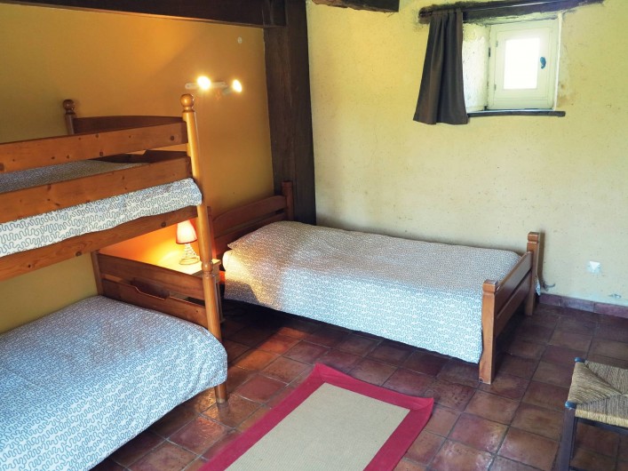 Location de vacances - Gîte à Villeréal - Chambre rez-de-chaussée - 3 lits simples dont 2 superposés. Couettes fournies.