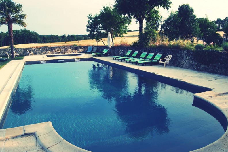 Location de vacances - Gîte à Villeréal - piscine et patauge avec vue panoramique sur la vallée