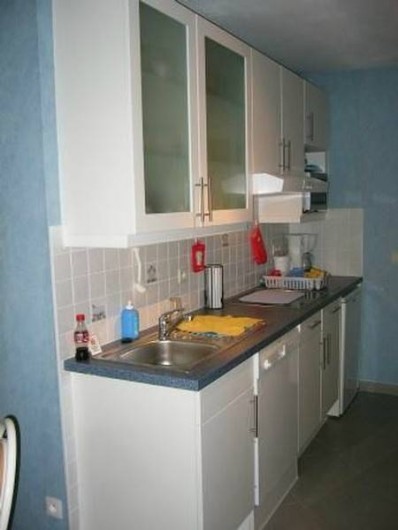 Location de vacances - Studio à Middelkerke - cuisine avec vour à micro onde et lave vaisselle