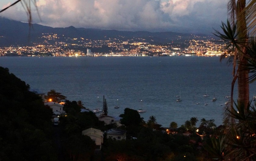 Location de vacances - Appartement à Les Trois-Îlets - Villa Ansalane - Vue nocturne sur la Baie de Fort-de-France