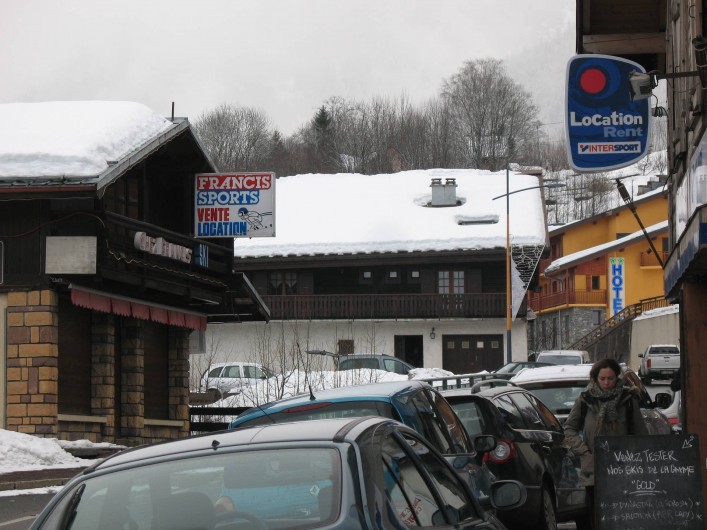 Location de vacances - Chalet à Les Houches - le chalet en face au coeur du village