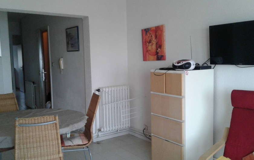 Location de vacances - Appartement à Koksijde - du living vers la porte d'entrée et le couloir d'accès au autres pièces