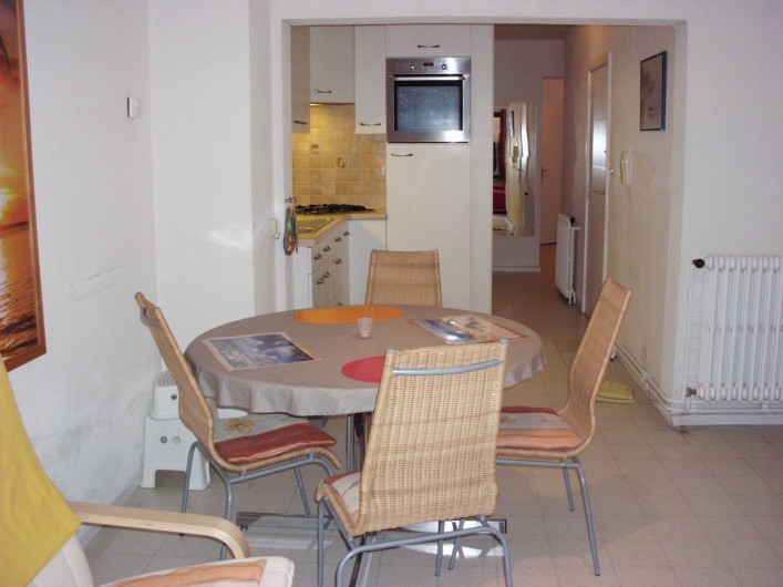 Location de vacances - Appartement à Koksijde - salon vue sur la cuisine,  couloir d'accès vers le WC, la salle de bain .....