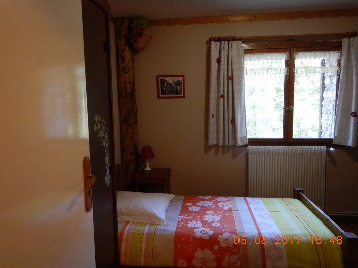 Location de vacances - Gîte à Saint-Agnan-en-Vercors - chambre fleurs un  lit simple et un lit superposé, avec salle de bain et wc