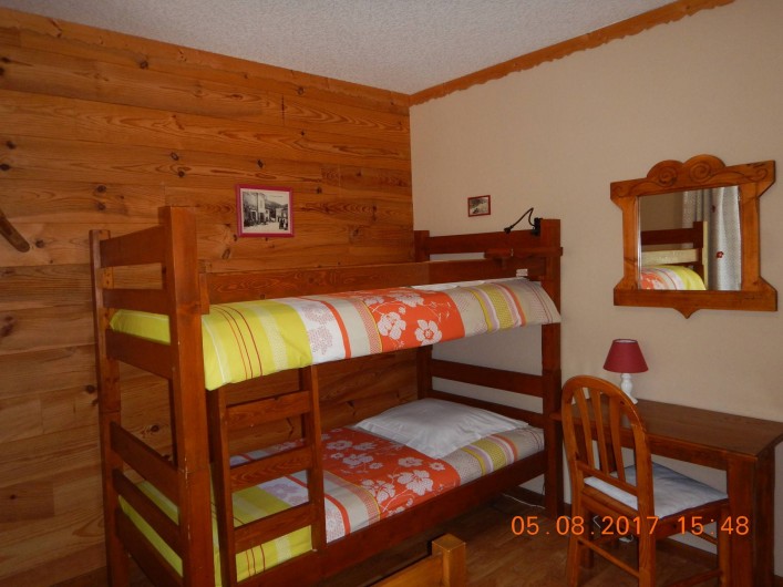 Location de vacances - Gîte à Saint-Agnan-en-Vercors - chambre fleurs autre vue